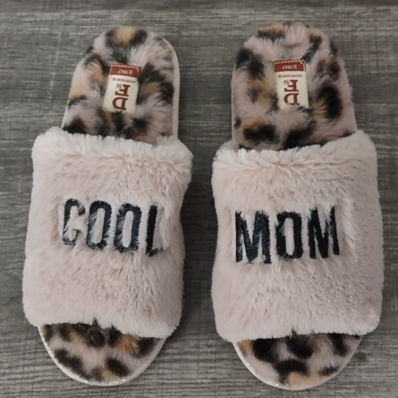 SOLD!! Dearfoam Cool Mom Pink Slippers SOLD!! - Picture 2 of 5